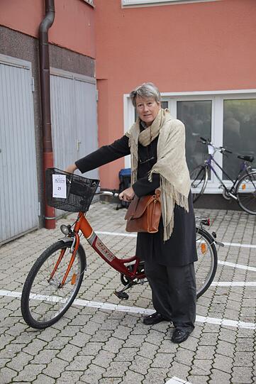 Warum hat sie sich dieses Exemplar ausgesucht? &bdquo;Mir hat gefallen, dass es angeblich keine Mängel hat&ldquo;, sagt Karolina Baum (55) und begutachtet das 52 Euro teure &bdquo;Maxim&ldquo;-Rad, das nun ihr gehört. &bdquo;Und jetzt hat es schon keinen Ständer.&ldquo; Ist sie trotzdem zufrieden? &bdquo;Das wird sich weisen, wenn ich zum ersten Mal draufgesessen habe.&ldquo;