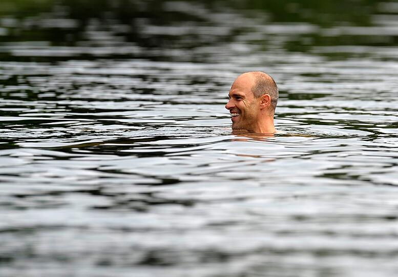 Die Löwen beim Turmspringen im Trainingslager. Sehen Sie hier die spektakulären Bilder.