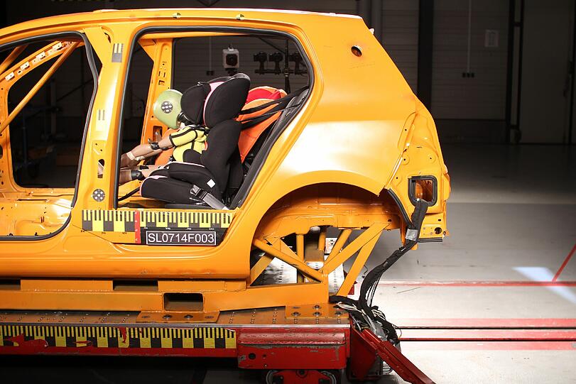 Kindersitze und Babyschalen im ADAC-Test 2014: Billige Modelle sind gefährlich!
