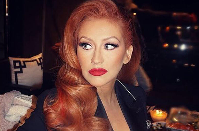 Christina Aguilera stellt stolz ihren neuen Look zur Schau.