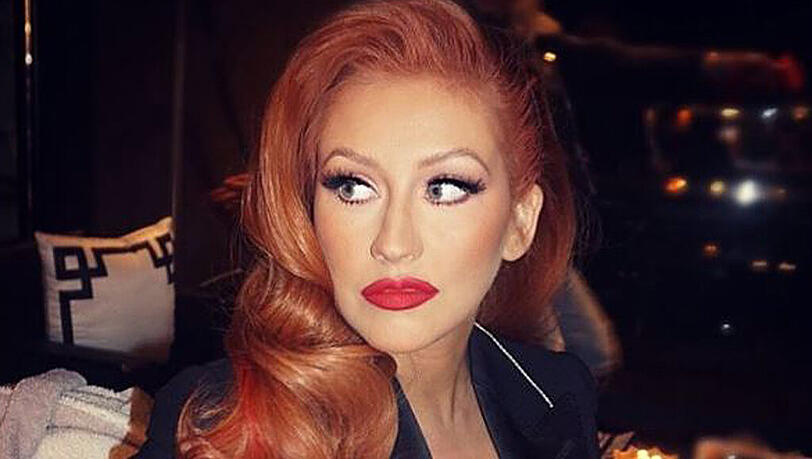 Christina Aguilera stellt stolz ihren neuen Look zur Schau.