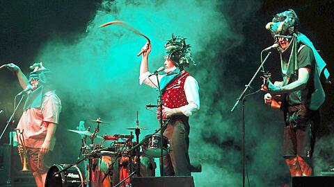 Schmerzfrei beim Verkleiden (v. l.): Da Meier, I und da Huawa auf der Bühne im Circus Krone.