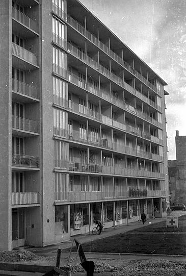 1952: Nagelneu, heute steht das "Wohnhochhaus"von Sepp Ruf an der Türken-, Ecke Theresienstraße unter Denkmalschutz.