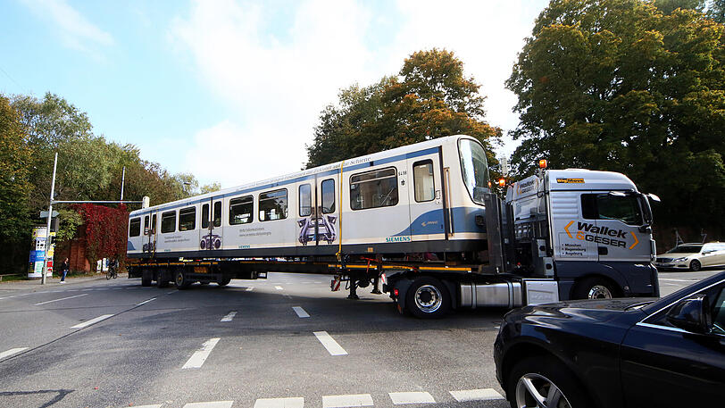 Maßarbeit: Der Transport aus Freimann dauert einen halben Tag länger als gedacht.