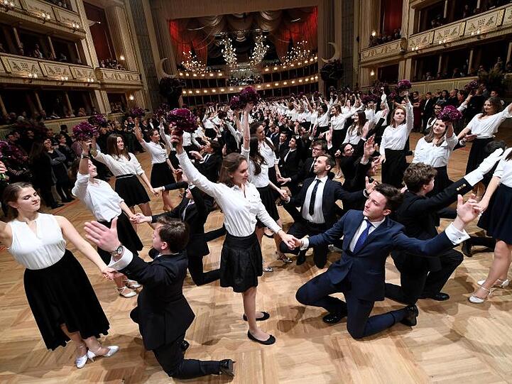 Debütantenpaare tanzen in der Wiener Staatsoper während der Generalprobe.