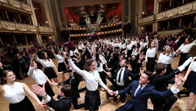 Debütantenpaare tanzen in der Wiener Staatsoper während der Generalprobe. Debütantenpaare tanzen in der Wiener Staatsoper während der Generalprobe.