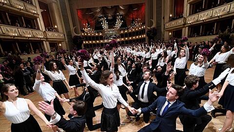 Debütantenpaare tanzen in der Wiener Staatsoper während der Generalprobe.