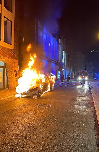 Am Färbergraben brennt ein Taxi mitten in der Nacht komplett aus. Am Färbergraben brennt ein Taxi mitten in der Nacht komplett aus.