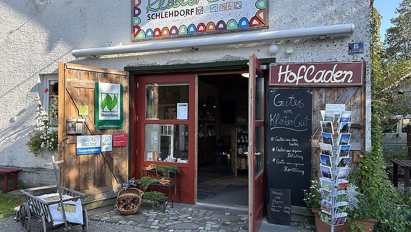 Im Hofladen des Klosterguts Schlehdorf gibt es Produkte vom Hof und jede Menge Mitbringsel. Im Hofladen des Klosterguts Schlehdorf gibt es Produkte vom Hof und jede Menge Mitbringsel.