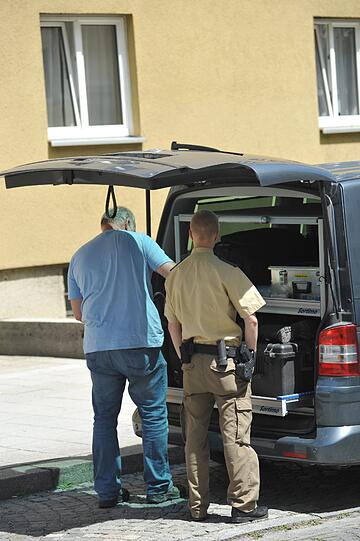 Die Spezialkräfte überwältigten den Randalierer. Eine Schusswaffe fanden Sie nicht, dafür Hieb- und Stichwaffen.