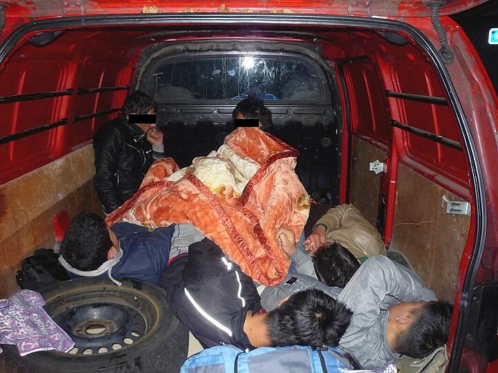 Großschleusung im Kleintransporter: Gegen die klirrende Kälte haben sie nur alte Decken und halbseidene Jacken. Der rote Lieferwagen bringt die Afghanen im Laderaum von Italien über den Brenner nach Österreich und fährt am 9. März 2012 über die Grenze nach Bayern. Um 1.45 Uhr hält die Bundespolizei den Transporter auf der A8 beim Inntaldreieck auf. Hinten kauern sechs Menschen, darunter ein 14- und ein 15-Jähriger. Zwei weitere sitzen vorne beim Fahrer. Auch er
ist Afghane, hat aber einen italienischen Führerschein. 
Kosten der Reise: jeweils mehrere tausend Euro Euro.
