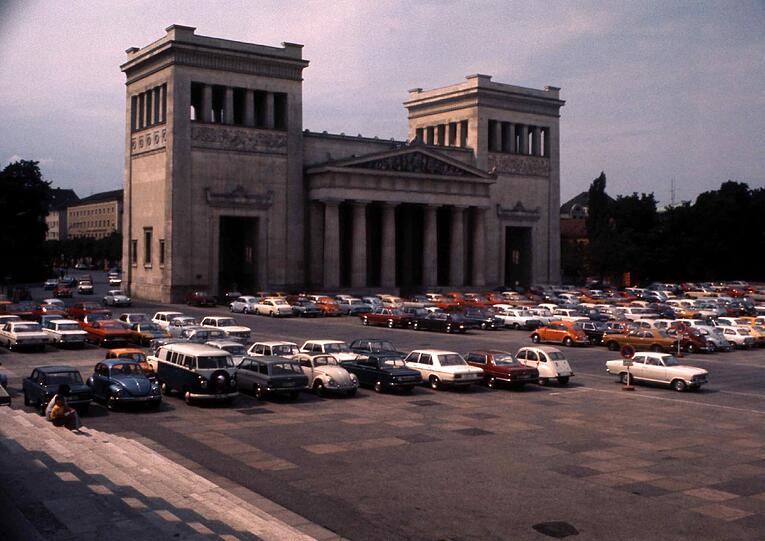 Gemütlich flanieren am Königsplatz? Nicht 1971 &ndash; da wurde die Fläche vor den Propyläen noch als Parkplatz genutzt.