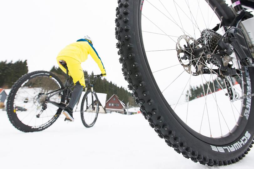Grobstolliges Profil und Spikes vergrößern den Grip von Reifen auf Eis und Schnee.