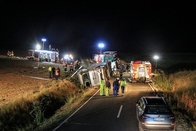 In Unterfranken kam es in der Nacht auf Dienstag zu einem schlimmen Unfall mit einem Viehtransporter - die Bilder.