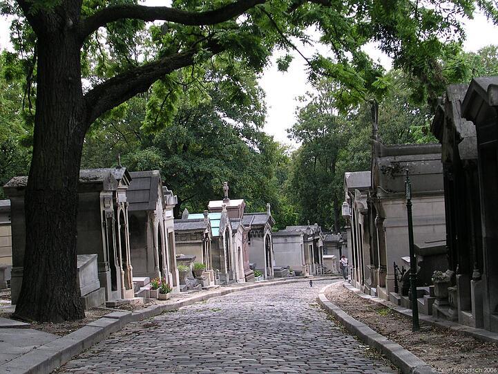 Paris: Gasse auf dem Friedhof Pere Lachaise.