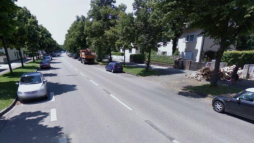 Auf Höhe der Seybothstraße 32 wurde die Rentnerin angefahren. Auf Höhe der Seybothstraße 32 wurde die Rentnerin angefahren.