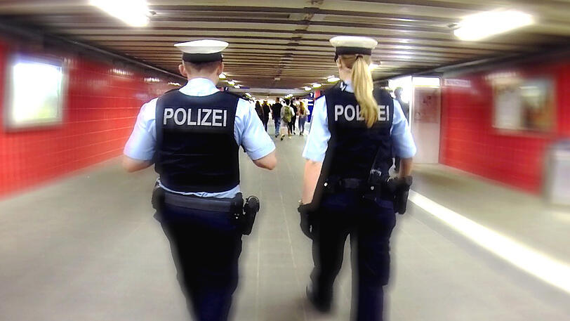Die Polizei wartete schon am Bahnsteig. (Archivbild)