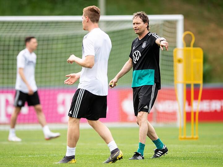 Co-Trainer Markus Sorg (r) leitet das Training vor den Spielen gegen Weißrussland und Estland.