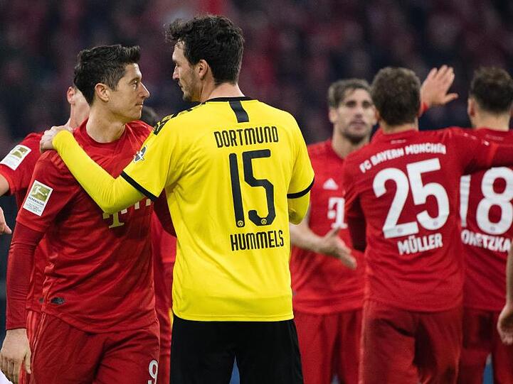 Nach der Niederlage wechselt BVB-Ersatzkapitän Mats Hummels (15) einige Worte mit Bayern-Torjäger Robert Lewandowski (r).