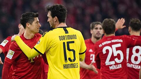 Nach der Niederlage wechselt BVB-Ersatzkapitän Mats Hummels (15) einige Worte mit Bayern-Torjäger Robert Lewandowski (r).