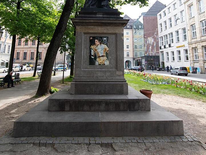 Vor einem Denkmal des Hofkapellmeisters Orlando di Lasso haben Unbekannte nun die Gedenkartikel entfernt. Foto: Sven Hoppe/dpa