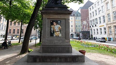 Vor einem Denkmal des Hofkapellmeisters Orlando di Lasso haben Unbekannte nun die Gedenkartikel entfernt. Foto: Sven Hoppe/dpa
