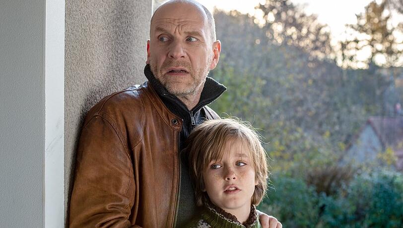 "Wolfsland: Das Kind vom Finstertor": Butsch (Götz Schubert) schützt den Jungen (Louis Christiansen).