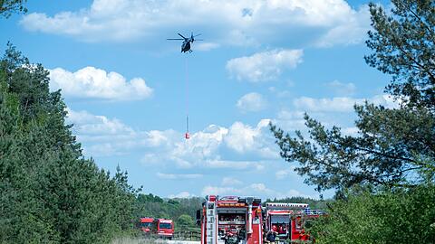 Neun Feuerwehrleute und zwölf Kräfte vom Technischen Hilfswerk sind noch mit den Nachlöscharbeiten beschäftigt.
