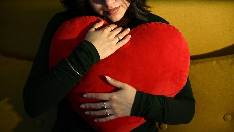 Lass dich dr&uuml;cken: Das rote Herz ist das Symbol der Liebe. (Archivbild)