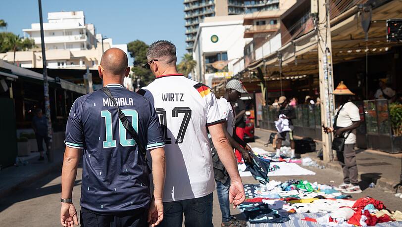 Der Verkauf gef&auml;lschter Trikots findet in Urlaubsregionen vielfach auf offener Stra&szlig;e statt.