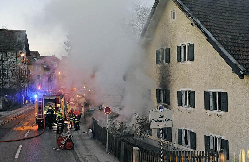 Planeggerstr.: Im Bereich eines Ölofens bricht in einem Anwesen ein Brand aus, der auf die Fehlbodendecke übergreift. Umfangreiche Nachlöscharbeiten sind daher notwendig. Der 66 Jahre alte Bewohner wird verletzt und in ein Krankenhaus gebracht.