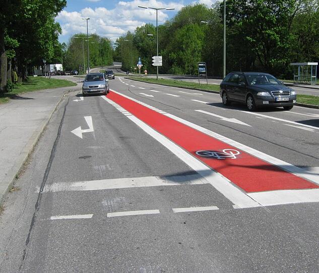 Radlstraßen und -Spuren: München will Radlhauptstadt Deutschlands werden. Doch von diesem hehren Ziel ist die Stadt noch weit weg. Dabei steigen immer mehr Münchner aufs Rad. Aber es wird noch schwer gemacht: vor allem an problematischen Straßen. Beispiel: Lindwurmstraße. Ärgerlich ist es auch, wenn solche Straßen zu &bdquo;Fahrradstraßen&ldquo; ausgerufen werden, die zu schmal sind.