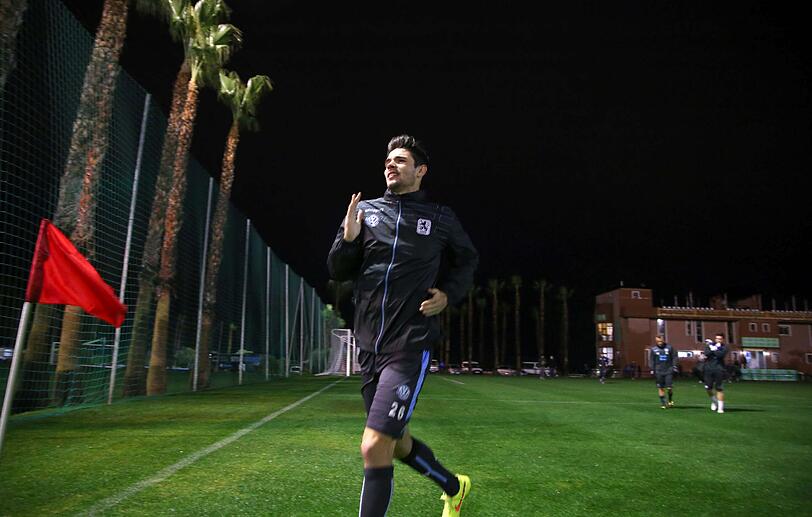 Laufen und kicken an der Sonnenküste in Marbella: Die erste Trainingseinheit der Löwen in Spanien.