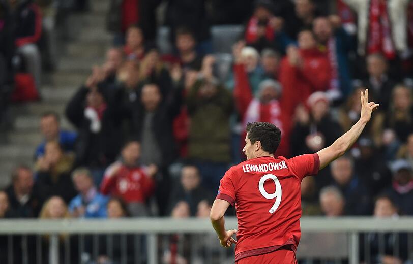 ROBERT LEWANDOWSKI, NOTE 1: Aktuell nicht zu stoppen - schon gar nicht von dieser Dinamo-Defensive. Tor zum 2:0, Tor zum 4:0, Tor zum 5:0. Hat jetzt zehnmal (!) in drei Spielen getroffen. Wandelt auf Gerd Müllers Spuren.