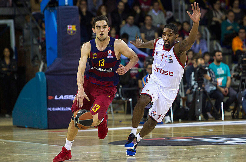 Tomas Satoransky vom FC Barelona (links) enteilt dem Bamberger Bradley Wanamaker.
