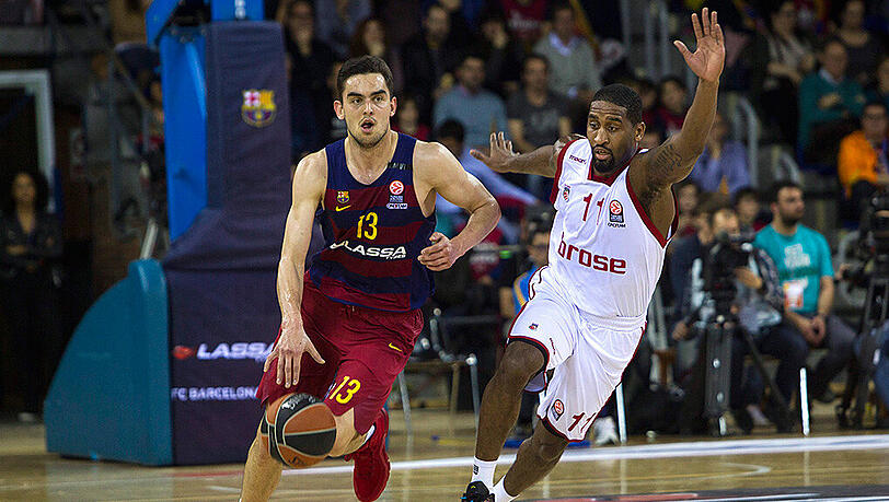 Tomas Satoransky vom FC Barelona (links) enteilt dem Bamberger Bradley Wanamaker. Tomas Satoransky vom FC Barelona (links) enteilt dem Bamberger Bradley Wanamaker.