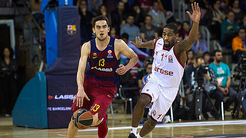 Tomas Satoransky vom FC Barelona (links) enteilt dem Bamberger Bradley Wanamaker.