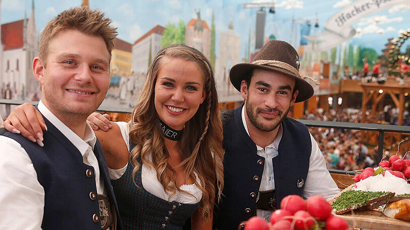 Mads Christensen und Trevor Parkes mit Wiesn-Playmate Julia Prokopy.