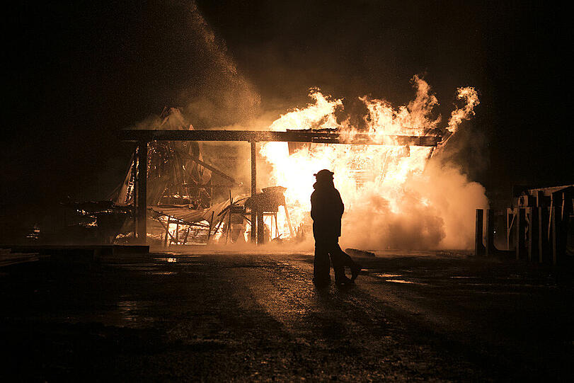 Bilder vom großen Feuerwehreinsatz in Fridolfing am Dienstagabend. Der Sachschaden ist nach dem Brand eines Sägewerks immens.
