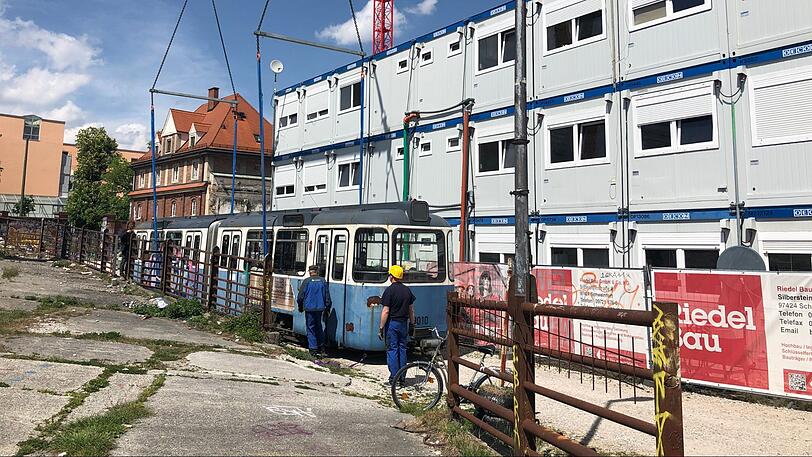 Gleich zieht der Kran die Tram in die Luft.
