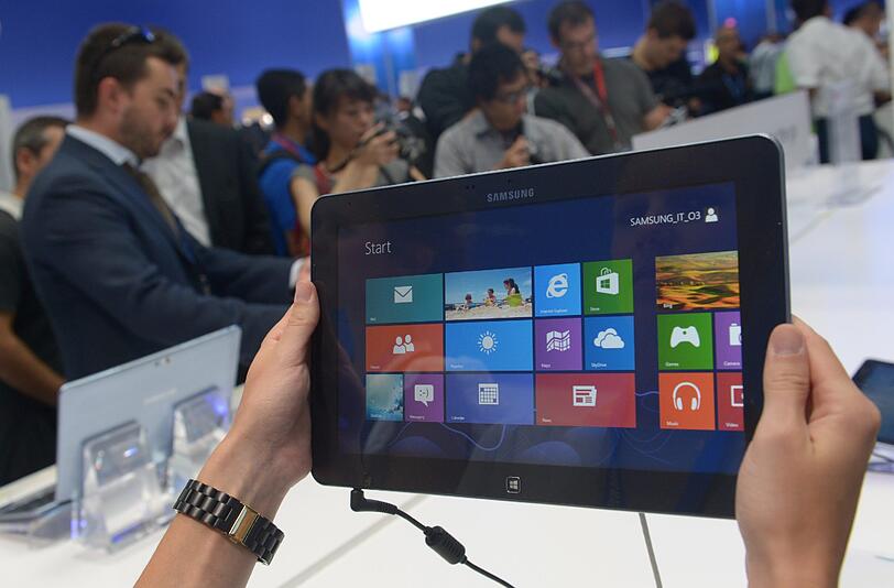 Einen Samsung ATIV smart PC mit Windows 8 Oberfläche sehen sich Besucher am Donnerstag (30.08.2012) auf dem Stand des Unternehmens auf der Internationalen Funkausstellung in Berlin an. Das Hybridgerät verbindet Tablet und Ultrabook.