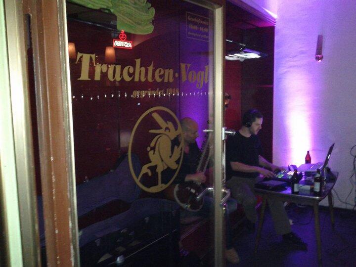 Im "Trachtenvogl" in der Reichenbachstraße gibt es Kaffee, Kuchen, Bier und Musik - und das Champions-League-Finale.