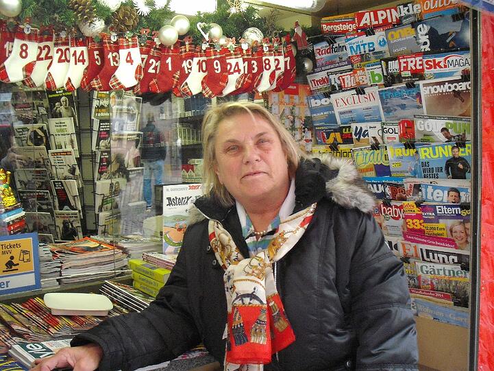 Anna Cermak an ihrem Kiosk am Sendlinger Tor, seit vier Generationen betreibt ihre Familie inzwischen das Geschäft mit Zeitungen, Zeitschriften und Zigaretten.