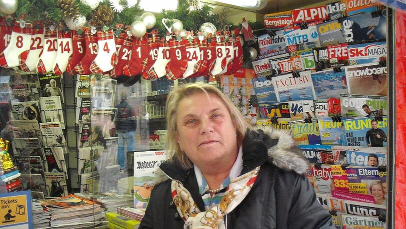 Anna Cermak an ihrem Kiosk am Sendlinger Tor, seit vier Generationen betreibt ihre Familie inzwischen das Geschäft mit Zeitungen, Zeitschriften und Zigaretten. Anna Cermak an ihrem Kiosk am Sendlinger Tor, seit vier Generationen betreibt ihre Familie inzwischen das Geschäft mit Zeitungen, Zeitschriften und Zigaretten.