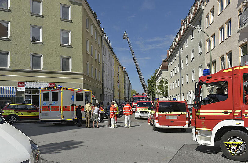 Am Samstag ist ein Mann bei einem Zimmerbrand in Obersendling ums Leben gekommen.