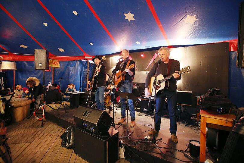 Das "Fitcher&rsquo;s Vogel Zelt" wird zum Konzert-Zelt &ndash; hier spielen gerade "Lost in Bavaria".