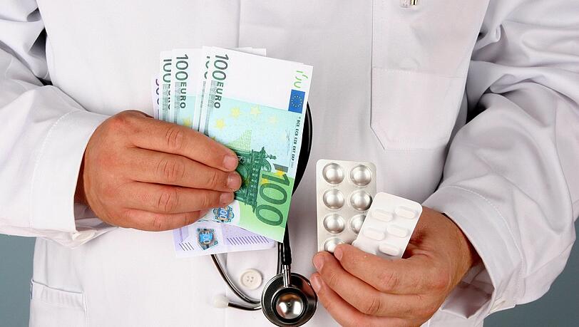 Ärzte sind die Top-Verdiener in Deutschland: Mit einem Jahresbruttogehalt von fast 80 000 Euro liegen sie im Gehaltsreport 2022 von Stepstone und Gehalt.de ganz vorn.