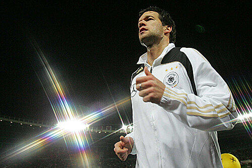 Wenn die deutsche Mannschaft mindestens ins Halbfinale kommt, wird Ballack die EM prägen.