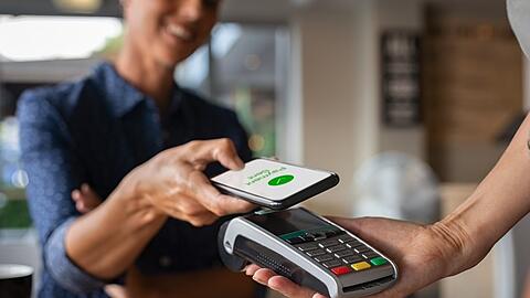 Mit dem Smartphone zu bezahlen, ist dank NFC-Technologie heutzutage fast überall möglich.
