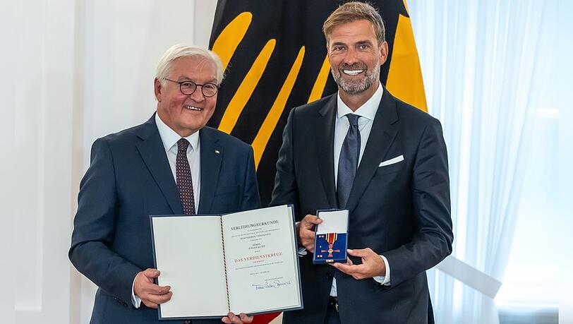 Bundesverdienstkreuz in Berlin: Jürgen Klopp mit Frank-Walter Steinmeier im Schloss Bellevue bei der Verleihung.